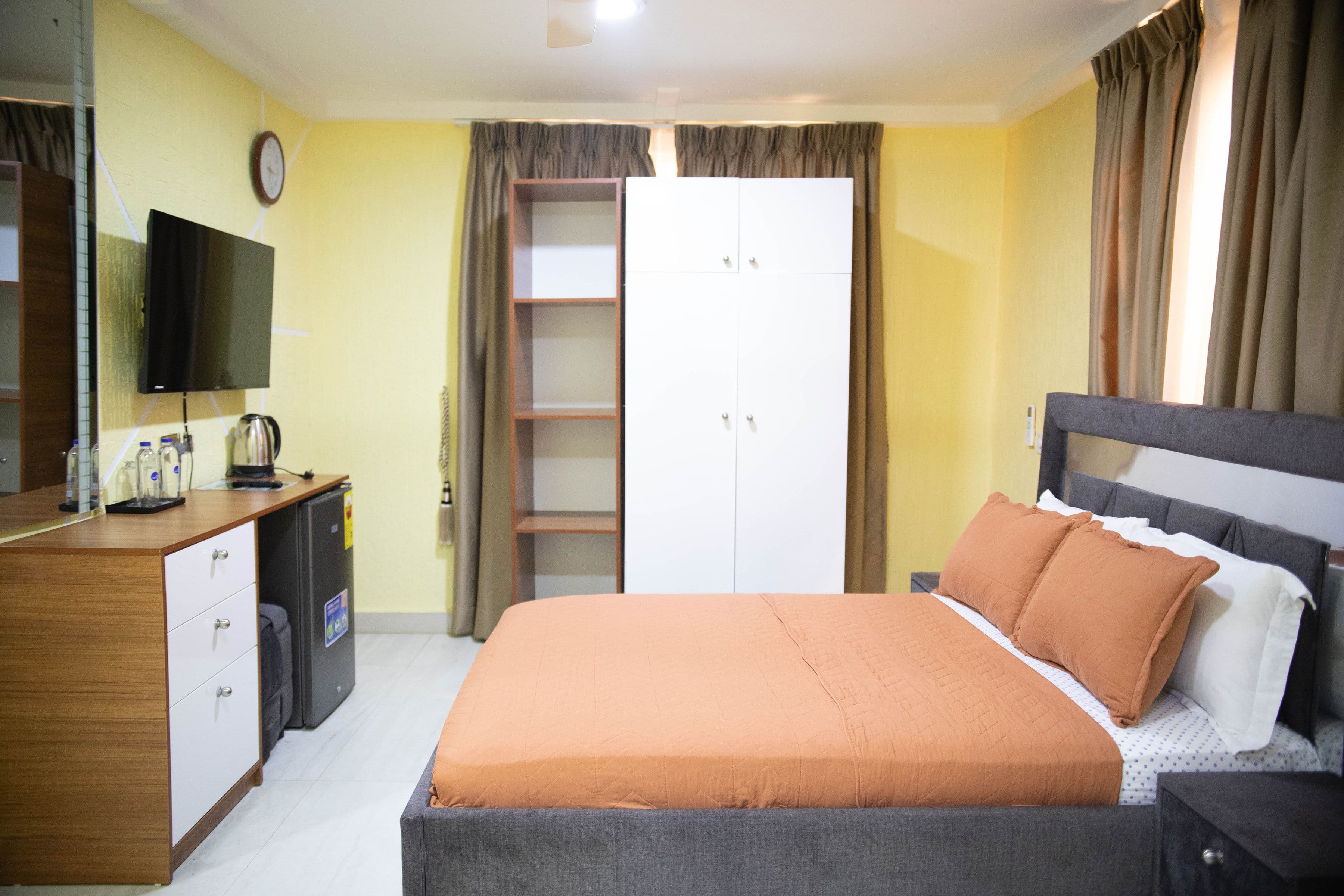 room-img