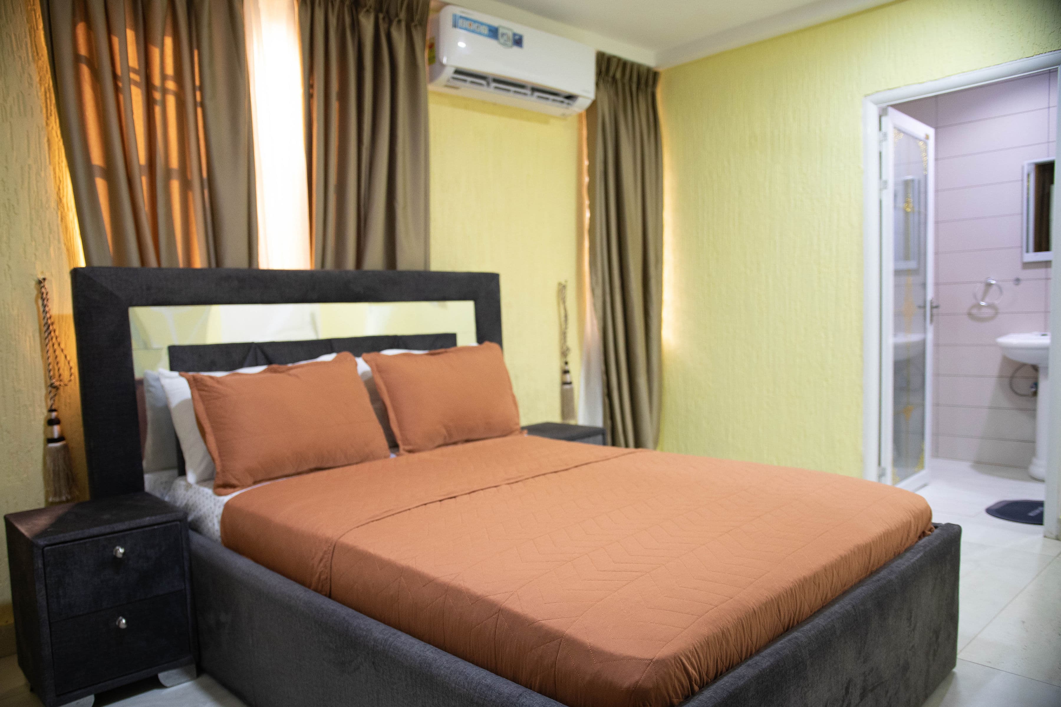 room-img